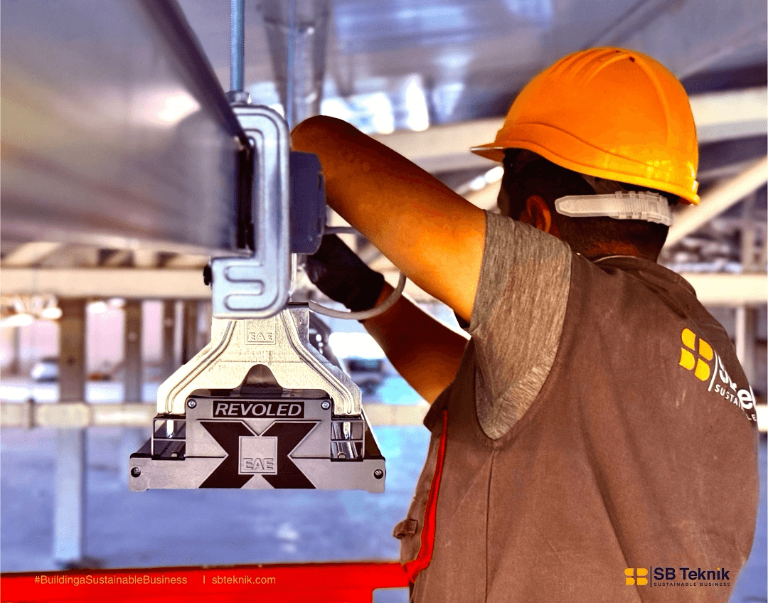 SB Teknik çalışanının tesiste elektrik montajı