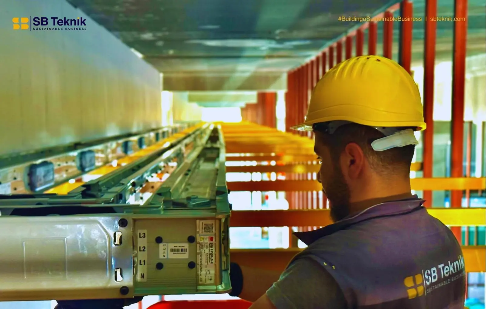 SB Teknik çalışanı tesiste elektrik altyapısı üzerinde çalışırken